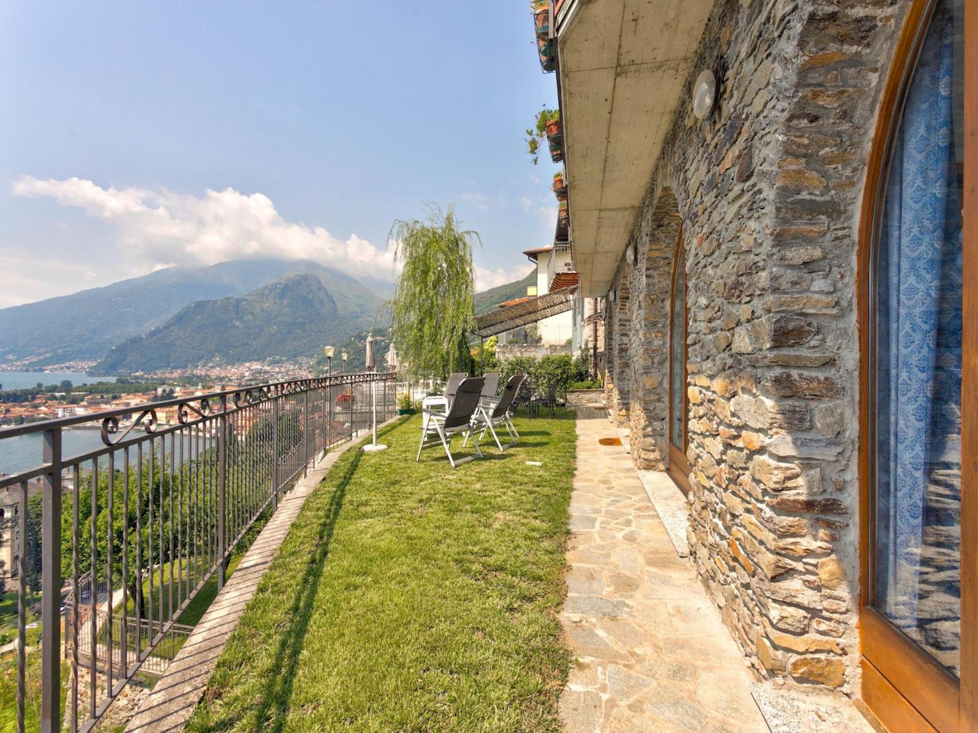 Wonderful Flat With Swimming Pool Lift And Garden Apartment Gravedona Exterior photo